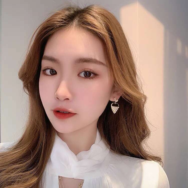 Korean Internet Celebrity Elegant Heart Pearl Graceful Style Commuting Earrings Unique Design High-end Feel Ear Jewelry
