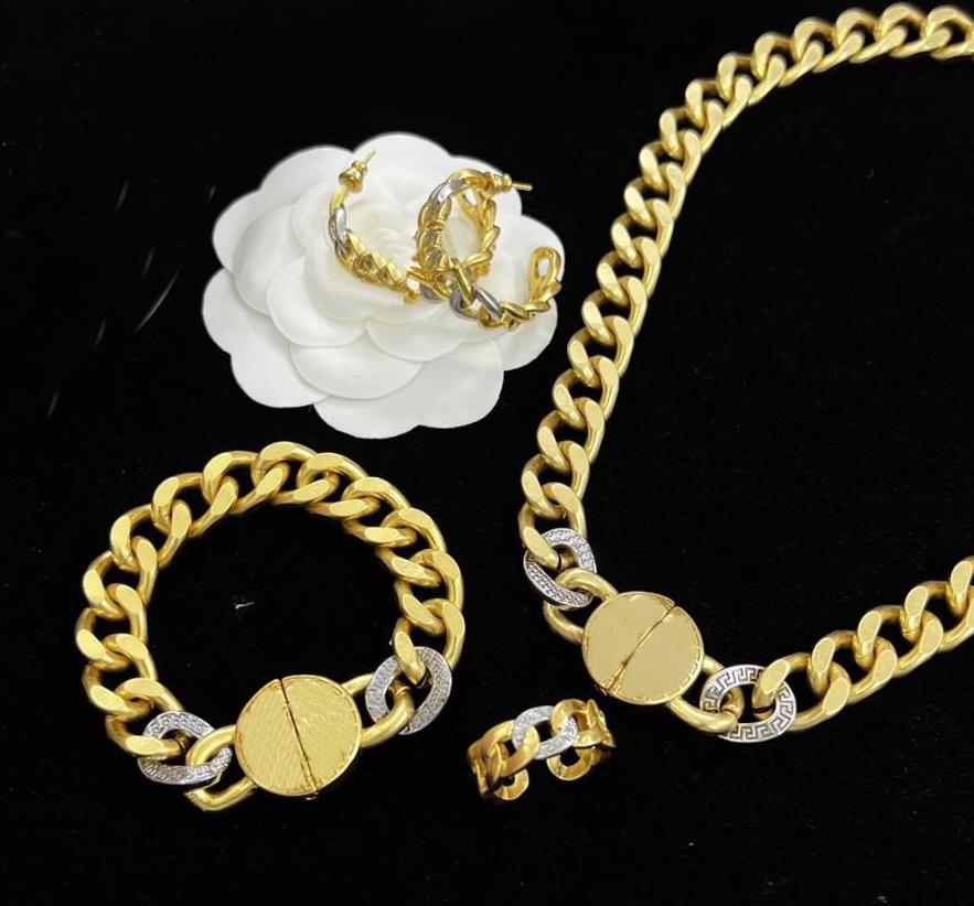 Tête de beauté vintage Pièce torsadé Chaîne en laiton Collier Boucles Boucles Boucles d'oreilles 4pcs Bijoux Ensemble