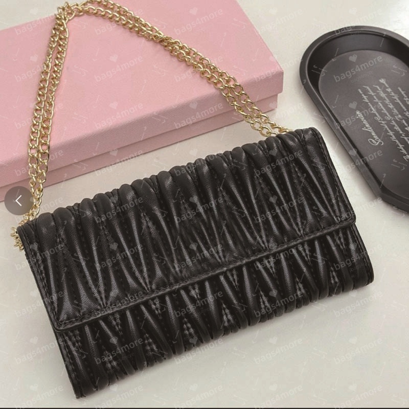 Les sacs d'embrayage en cuir plissé à la mode sont livrés avec un portefeuille de chaîne avec chaîne pour les petites articles en cuir pour femme