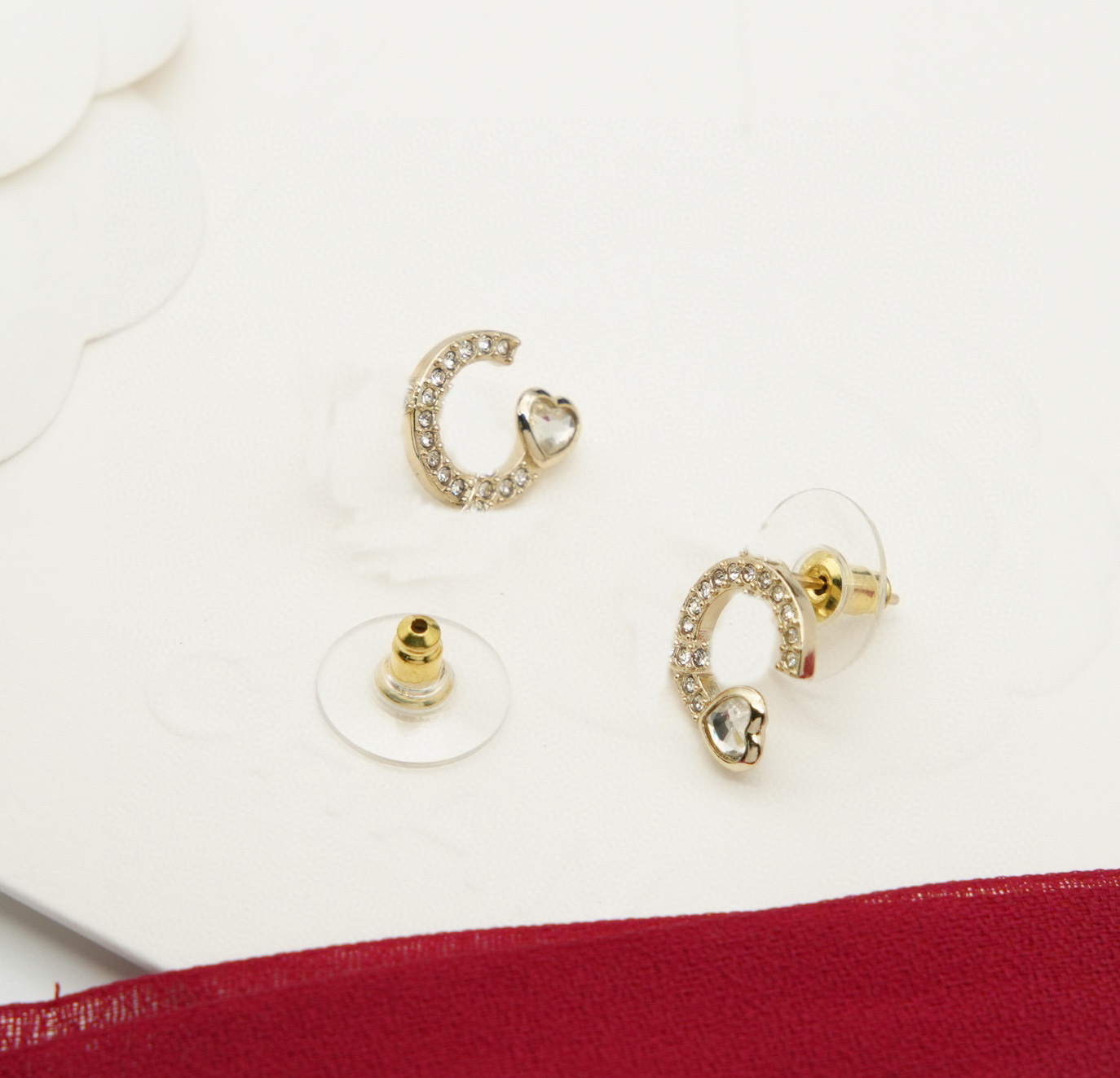 2025 Charme de qualité de luxe Boucle d'oreille à étalon avec une forme de diamant et de coeur dans une boîte à or 18 km avoir une boîte de tampo