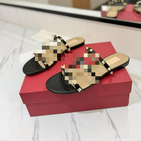 The 2025 New Rivet Slippers for Women's Summer Wear, with Flat and Soft Soles Are Fashionable and Versatile for The Beach