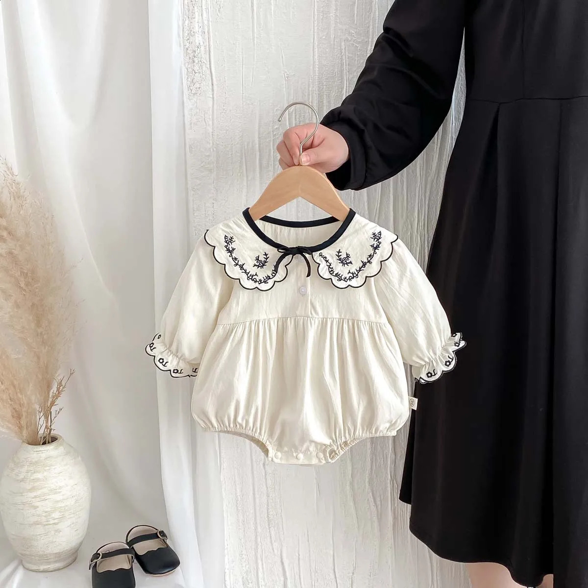 Ins Baby Girl Vêtements d'automne de style occidental Broidered Lapel Lace Lace Longe Baby Thin Jumpsuit250821