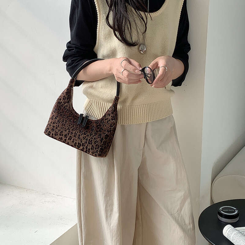 Korean Style Niche Design Leopard Print Handbag Autumn New Fashion Modern Plush Tote Bag For Women B5