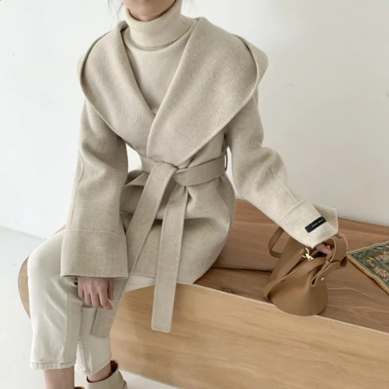 Short Hooded Woolen Coat Womens Korean Style Autumn Winter Belted Cloak Small Size Tweed Jacket Slimming Waist Belt250821