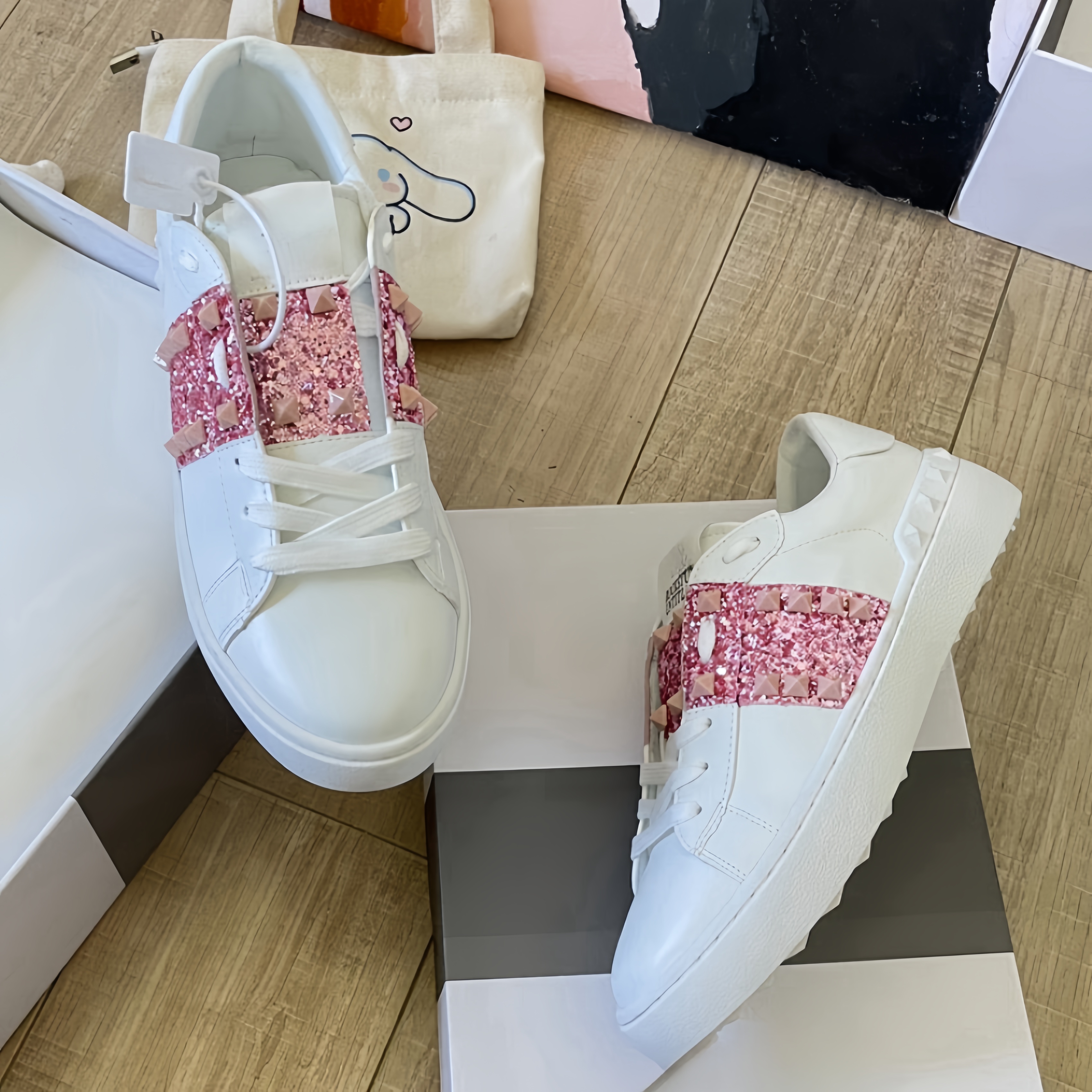 Designer New Flat Rivet Small White Shoes Couple avec des chaussures de planche décontractées hommes Chaussures Lace-Up Low Flat Open Sneakers Po