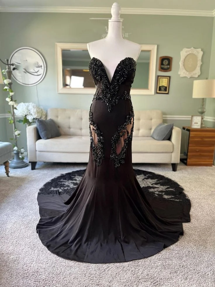 Black Fit and Flare 3D-Floral Appliques Wedding Dresses Sleeveless Sweetheart Gothic Lace Sweep Train Custom Made Color/Size