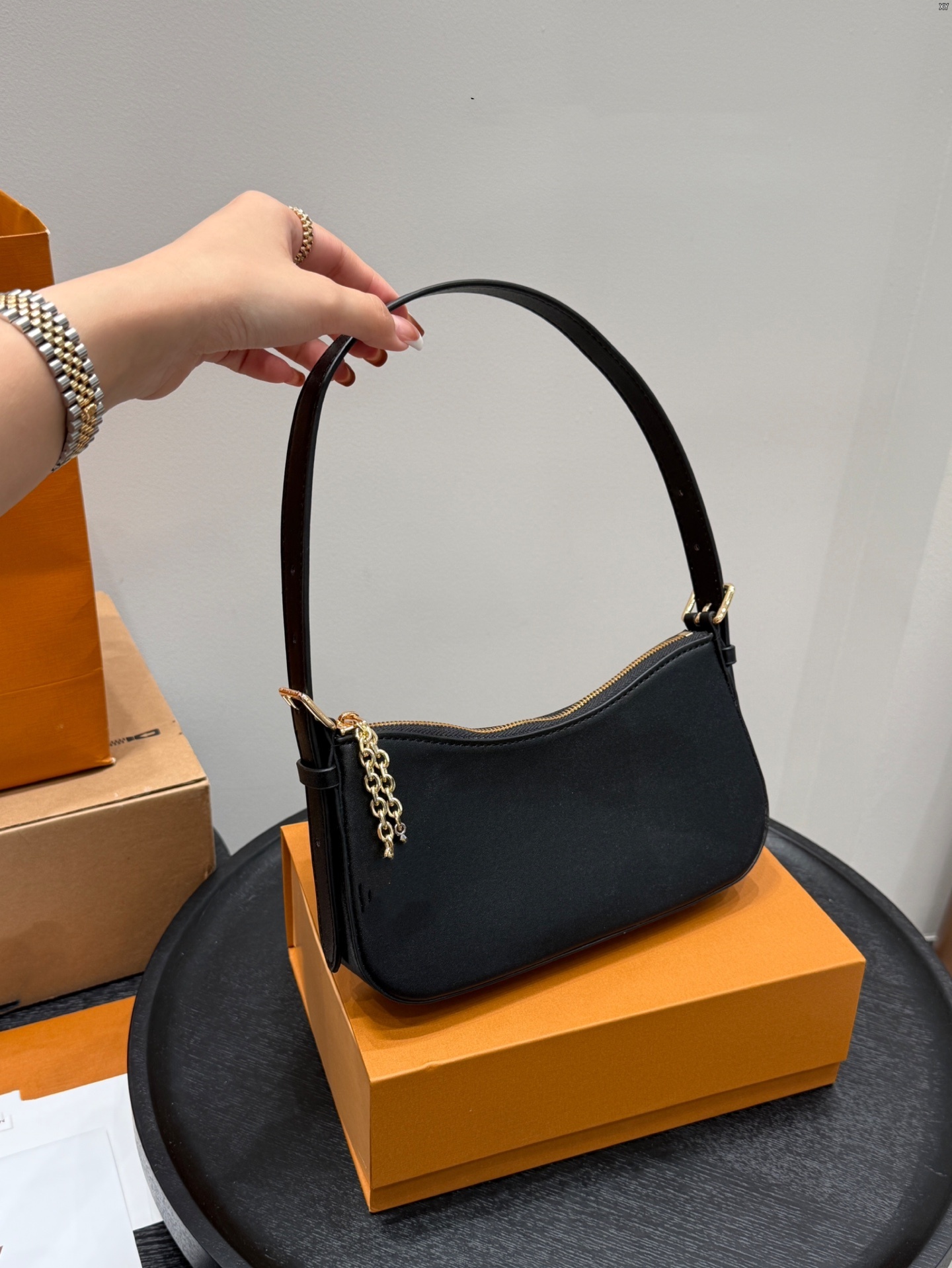 New Pochette Bloom Luxury Designer Genuine Leather Golden Hardware Shoulder Bag Microfiber Lining Handbag Zipper Closure Clutch Bag