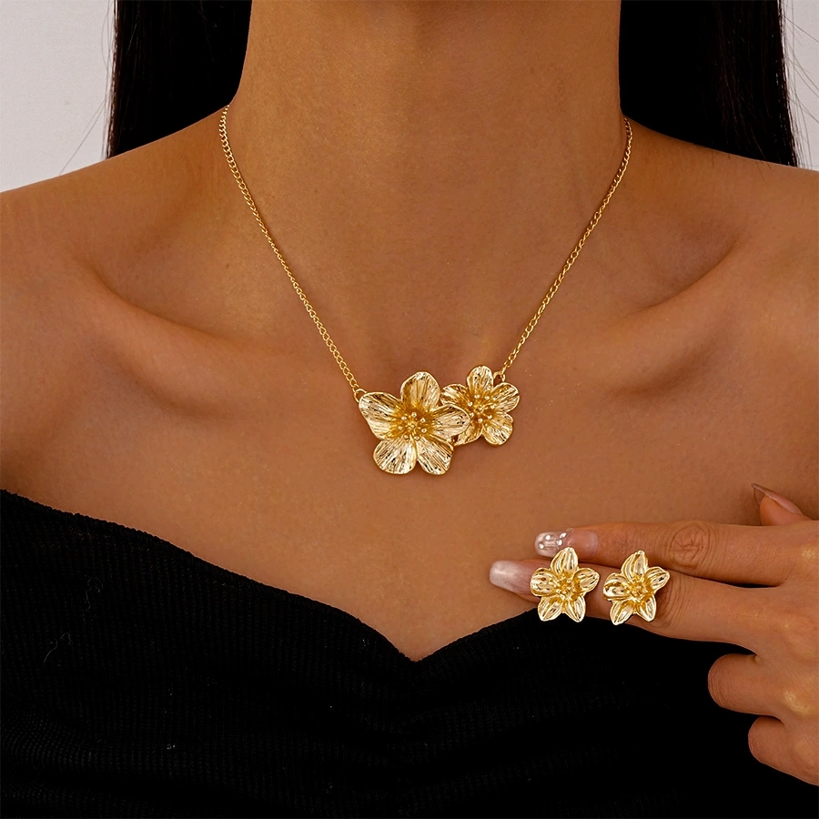 Bijoux de pendentif floral chic pour femmes Élégance subtile de colliers de luxe légers associés à des chaînes à la mode
