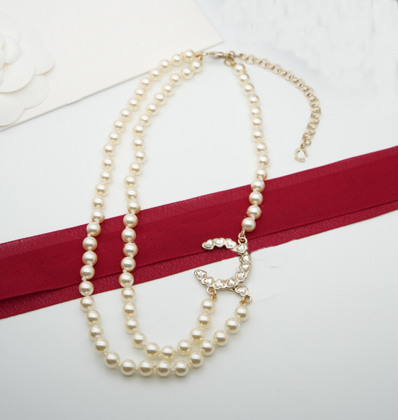 2025 Collier de pendentif charme de charme de qualité de luxe avec perles de cristal en forme de coeur Boucle d'oreille dans le plateau doré 18 c