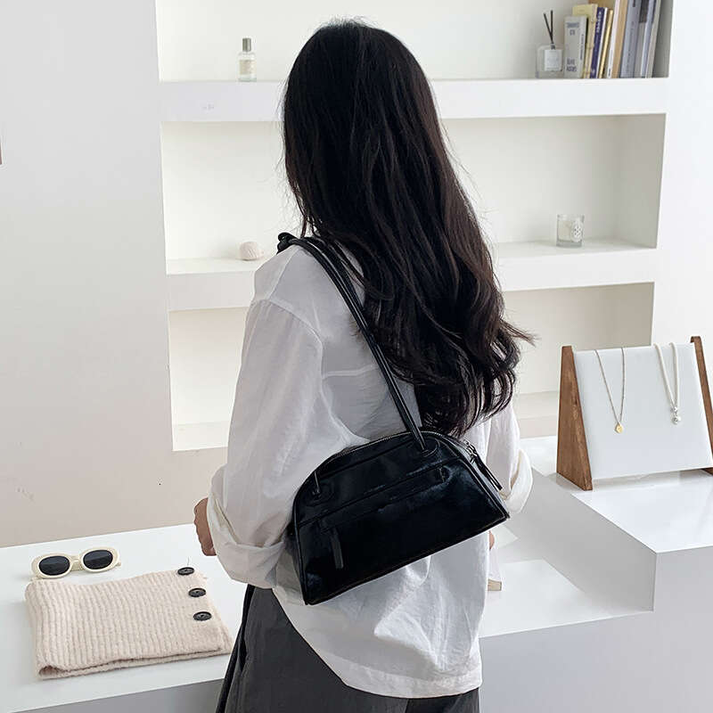 Automne Nouvelle épaule unique Pu Leather Commuter Fashion Women's Mode Versatile Texturé Sac Men de niche Niche Design Handsbag Women B5