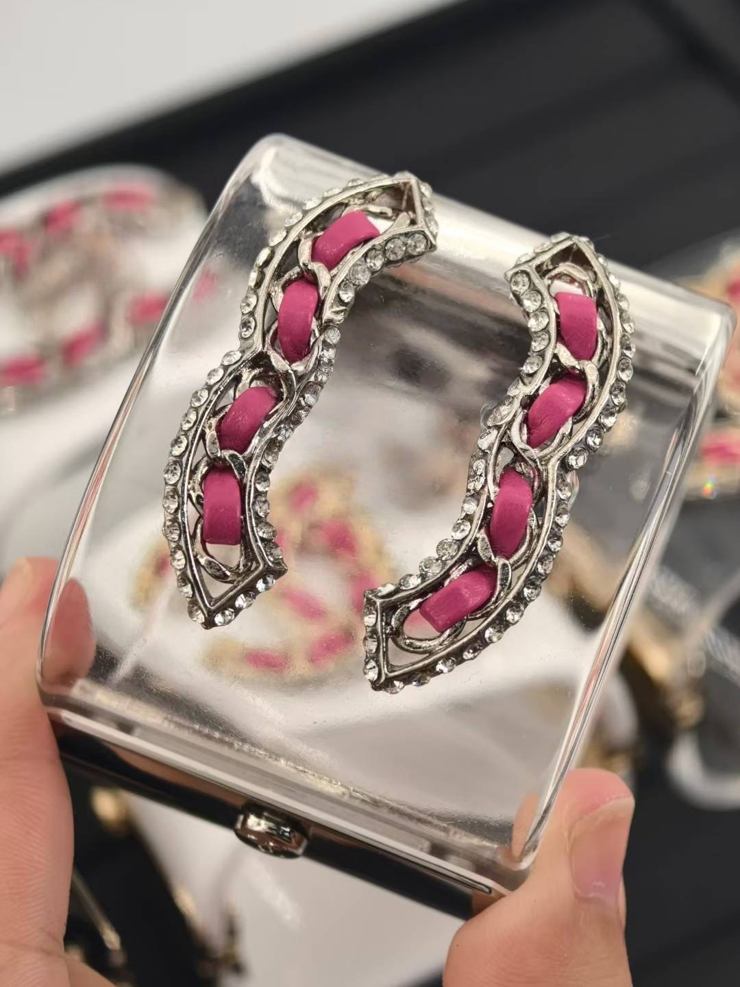 Version à l'échelle de mode Version de haute qualité en acrylique de boucle en ruine électroplate 18k matériaux dorés bracelet pour femmes pour l