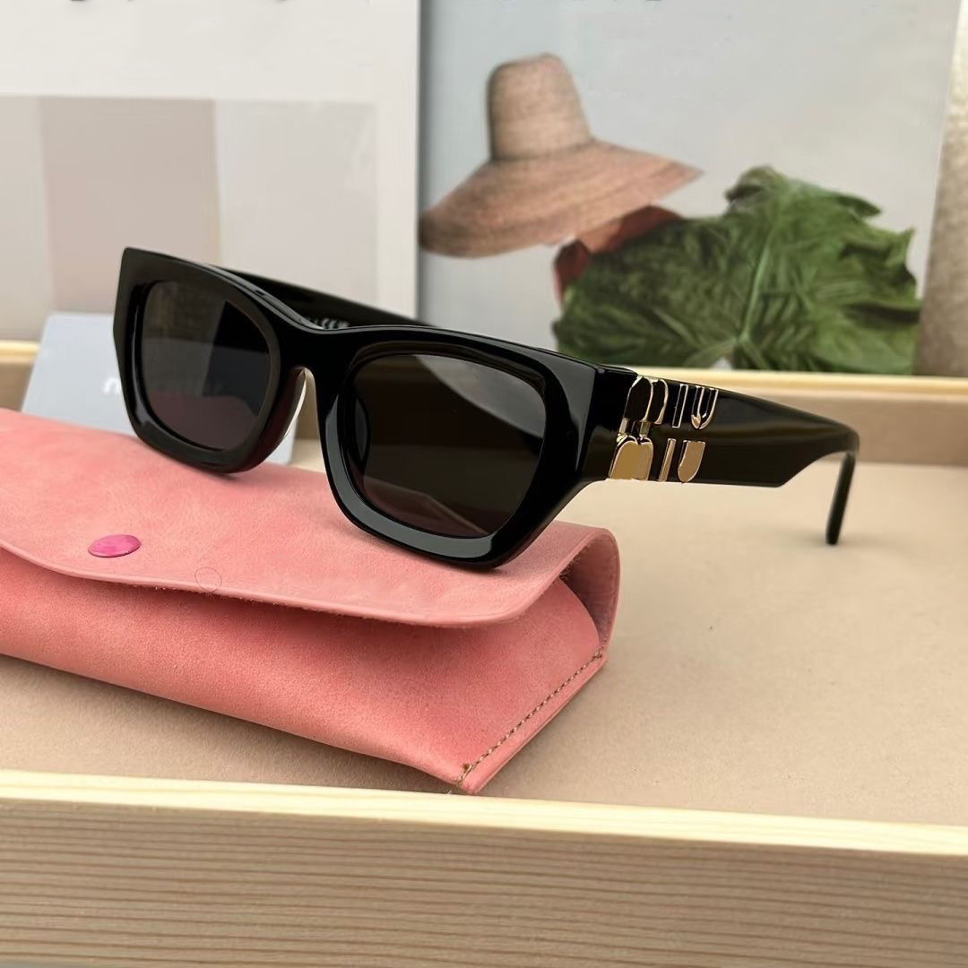 Designer sunglasses for women, fashionable and trendy, black large square frames, casual sunglasses for shopping, vacationing, and traveling, UV pro