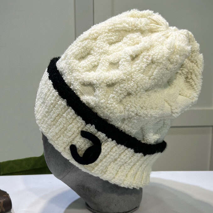 Designer Beanie Classic Fashion Beanies 100% Cashmere Knitted Hat With Letters Size 56-58 cm Skull Black White Casual Caps Wool Outdoor Warm Hats