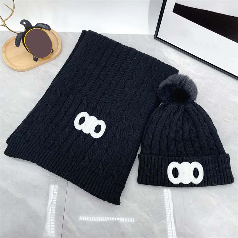 Chapeau d'hiver Écartes d'ensemble de créateur beanie et foulard pour hommes hommes écharpe tricot torsadé les bonnets épaissis pom pom en plein
