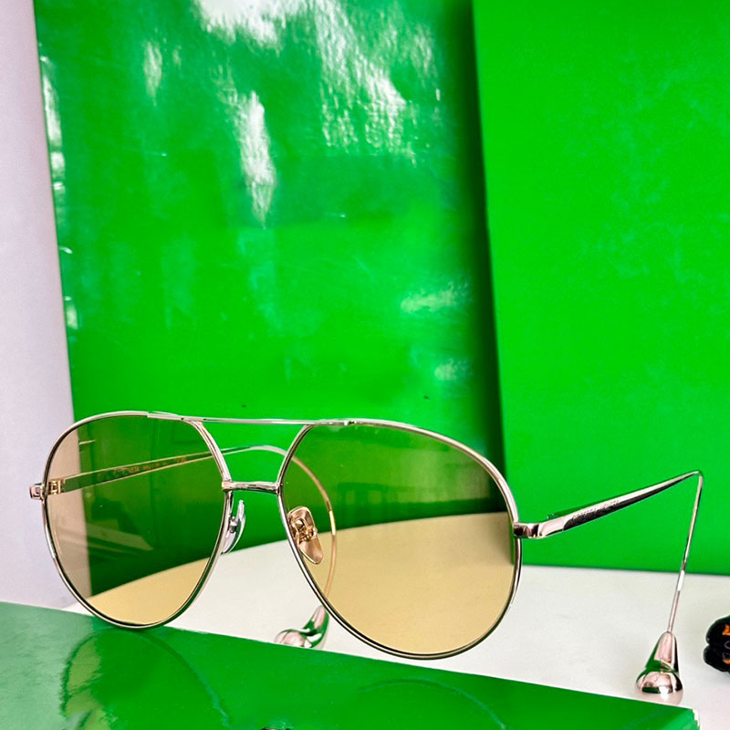 Pilot metal sunglasses New Fashion Women Personalized Metal Glasses Unique mirror legs Fashionable luxury party beach 1701