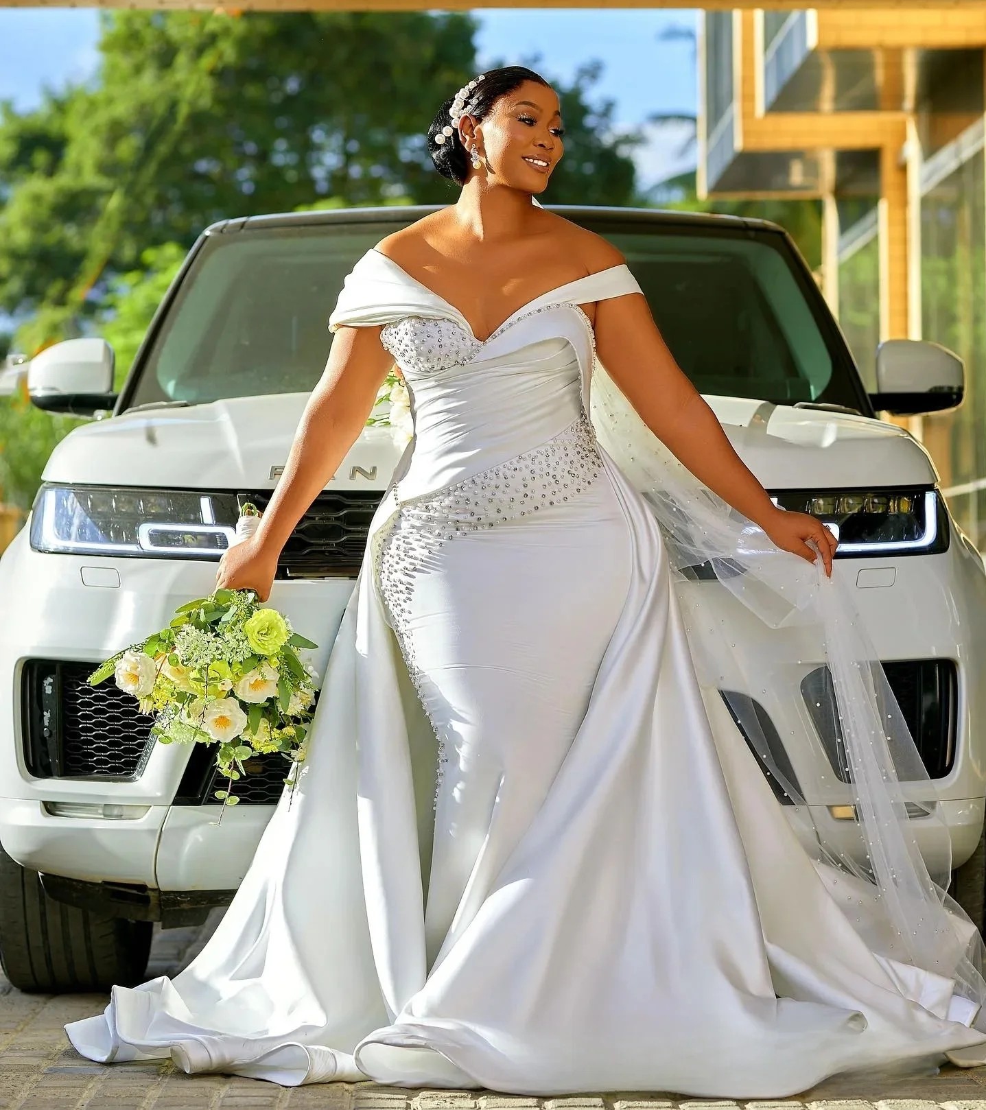 2025 Exquise Shinny Pearls Perls Robe de mariée avec jupe amovible sur les plis épaules Satin Bride Bridal Vestidos de Noivas