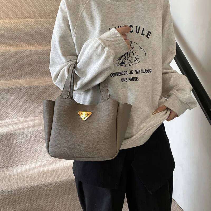 Hot Selling Autumn And Winter Retro Portable Tote Women's New High Value Versatile Niche Design Shoulder Messenger Bag Designer Bags