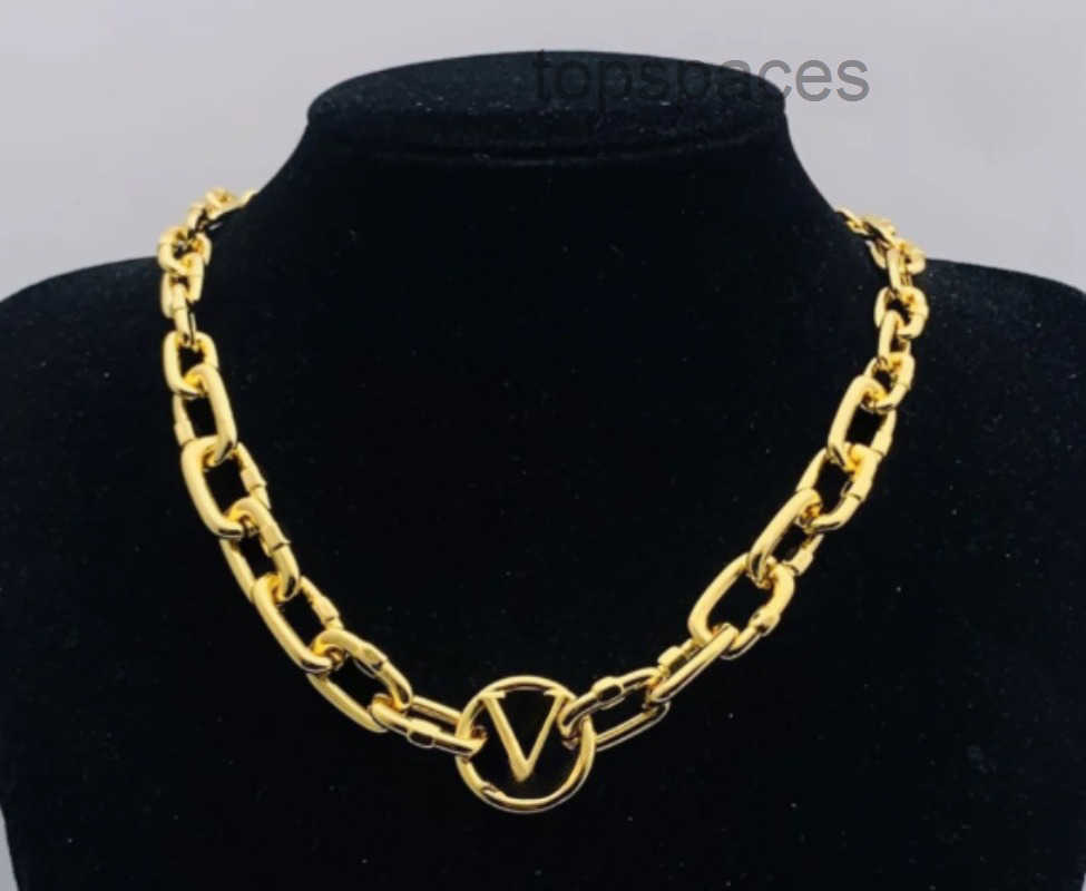 Designer Jewelrys Classic Medieval Niche Designer Brand Chain Necklace European and American Exaggerated Thick Chain Letter Pendant Necklace Luxury