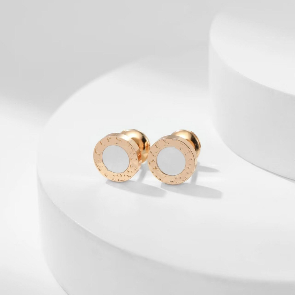 earrings designer earrings earring Luxury Designer Earrings Featuring Tiny Onyx Roses for Sophisticated Womens Wear earings designer orecchini jewel