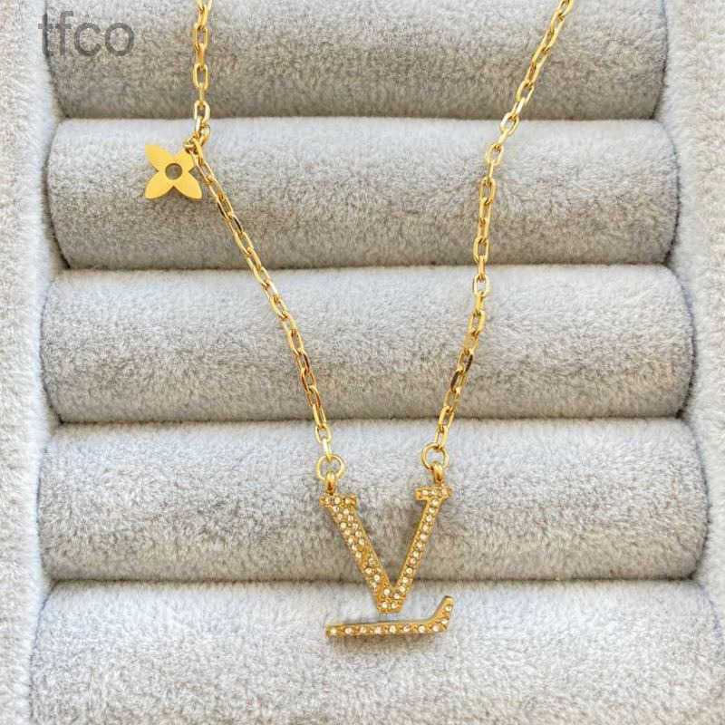 Designer Top Quality Stainless Steel Luxury Pendant Necklaces Full Diamonds V Letter Gold Color Simple Love Necklaces Classic Style Women Jewelry