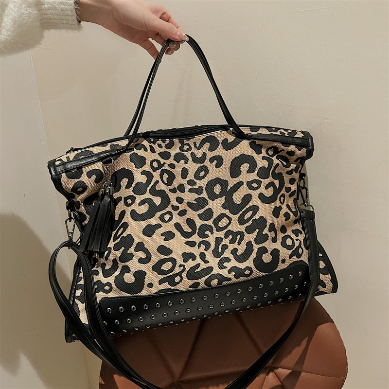 Big bag, autumn and winter casual large capacity shoulder bag omen's new European and American style rivet motorcycle bag