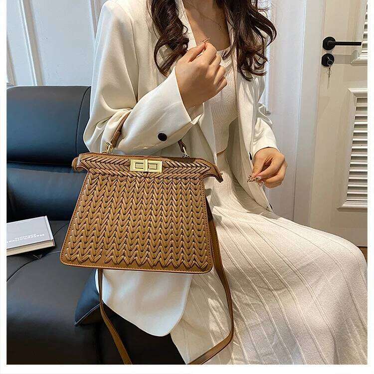Hot Selling Woven Clutch Women's Boho Chic Shoulder Purse Handmade Rattan Crossbody Bag With Gold-Tone Lock Designer Bags