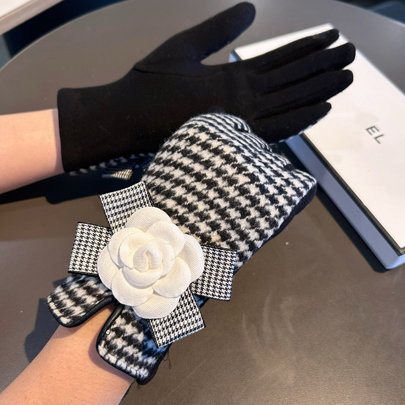 Womens Rabbit Five Finger Gloves Designer Leather Gloves For Women Winter Cycling Warm Glove Banquet Coat Accessories Soft Comfort Ladies Christmas