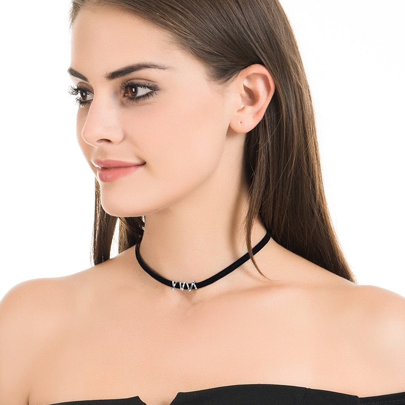Women's short spring-shaped necklace clavicle necklace Korean black necklace celebrity style