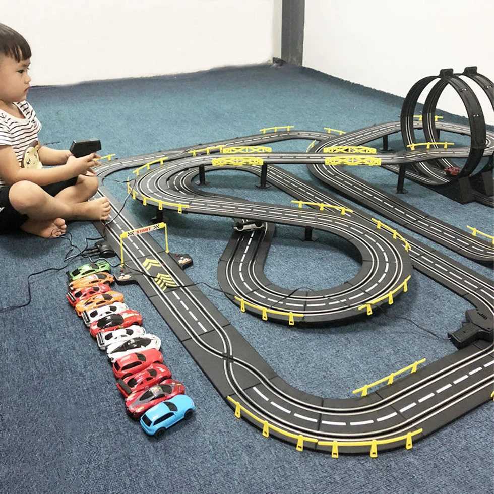 1 43 ​​Accesorios de autos de ferrocarril RC Toy Toy Electric Carry Vehicle Double Battle Speedway Slot Car Circuit Circuito Regalo Y250825