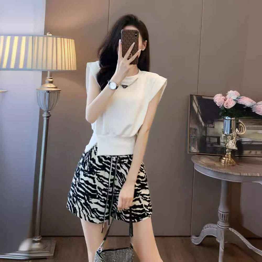 Casual Sports Suit For Women Summer Stylish Age-Reducing Waist-Slimming Top Leopard Print Shorts Fashion Two-Piece Set