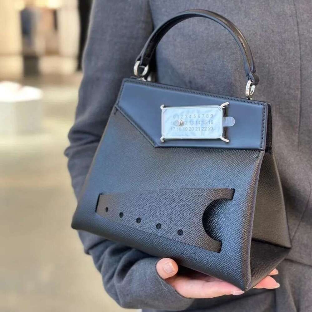 Designer Bag Tote Bag Shoulder Bag 2025 New Niche Design Sense Mm 40% Off Paper Cowhide Handbag Fashion Versatile Shoulder Crossbody Bag Trendy Bran