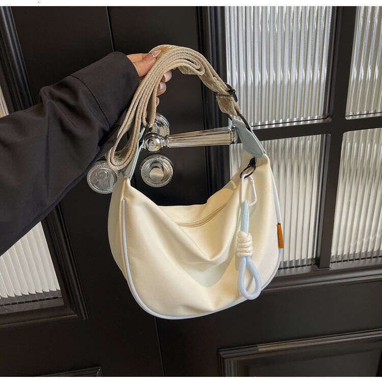 Fashionable Lightweight 2025 New Dumpling Women's Crossbody Versatile Niche Single Shoulder Large Capacity Commuter Bag