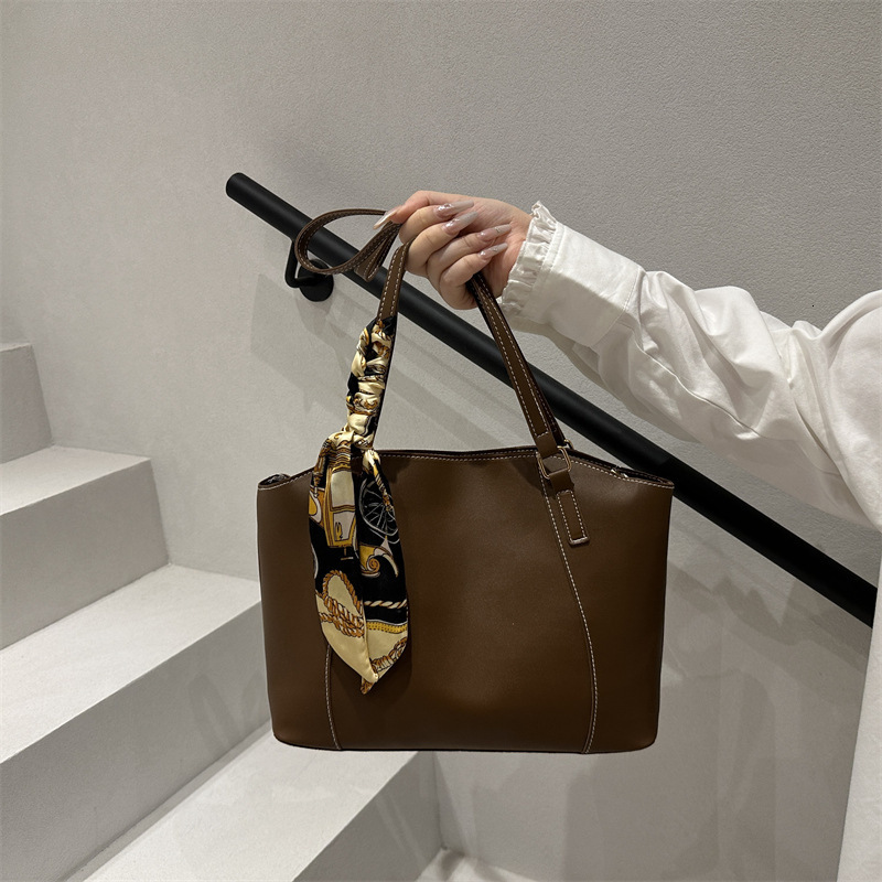 Trendy Textured Single Shoulder Simple Fashion New Silk Scarf Large Capacity Commuter Autumn Winter Tote Bag