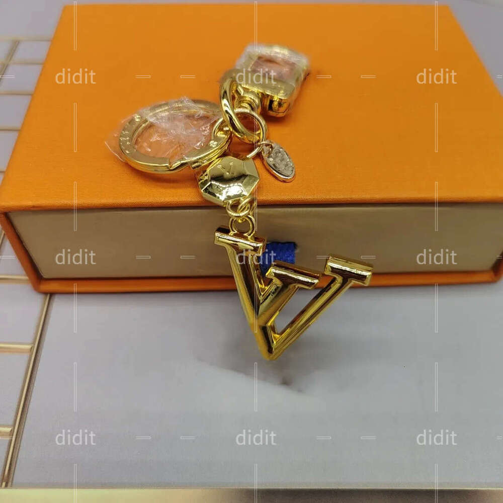 2024 Designer Keychain Bag Charm Heart Shaped Key Chain Fashion love Pendants Gold Keyring Car Ornament Keychains
