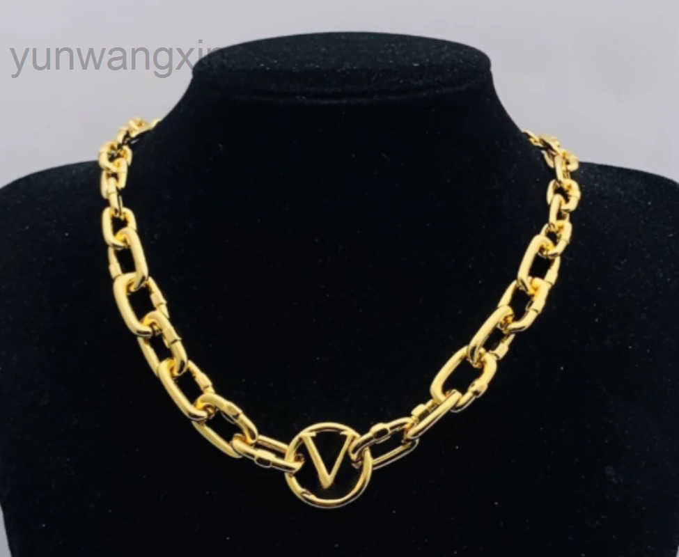 Classic Medieval Niche Designer Brand Chain Necklace European and American Exaggerated Thick Chain Letter Pendant Necklace Luxury Jewelry Fashion It