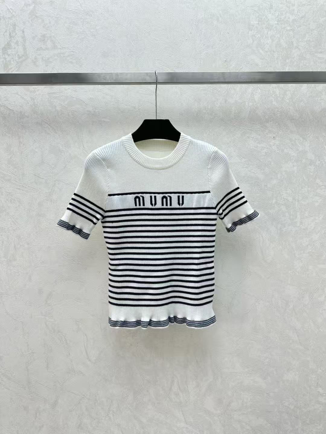 The designer's 2025 ss early autumn new knitted short-sleeved striped top is high-end and fashionable