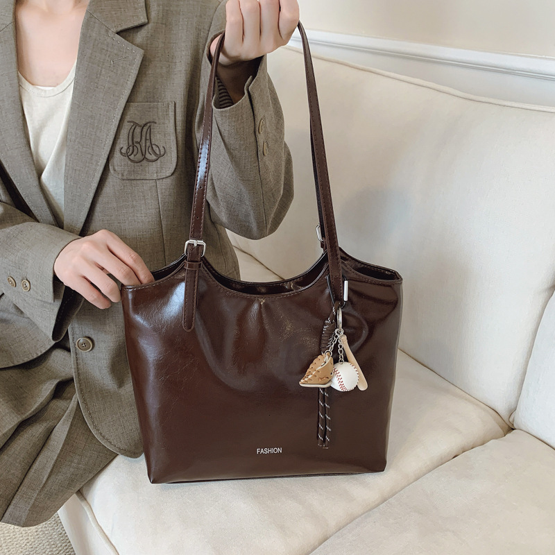 Solid Color Large Capacity Textured Pendant Elegant Casual Oil Leather Commuter Underarm Single Shoulder Tote Women's Bag