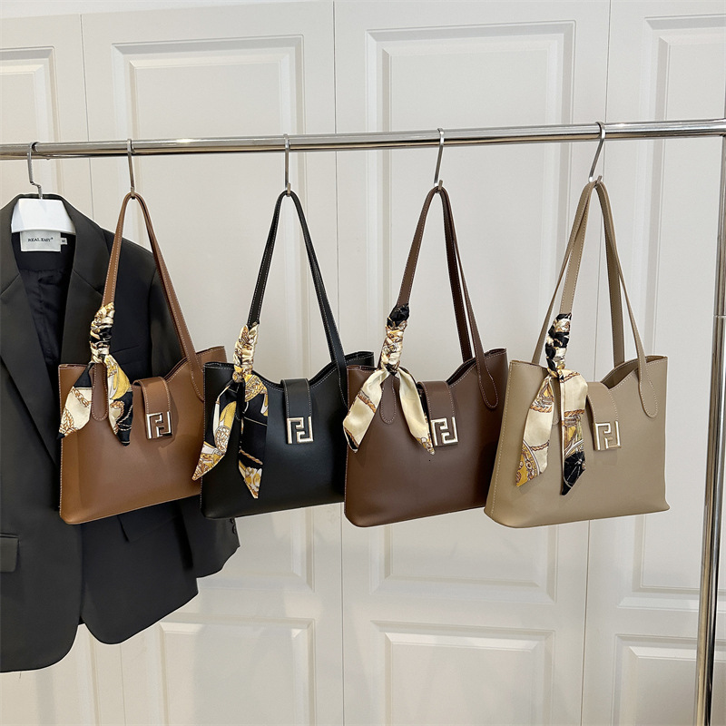 Free Shipping 2025 New Designer Bag High-quality Elegant Underarm Bag Large Capacity Niche High-end Shoulder Bag Fashion Commuter Bucket Bag For Wom