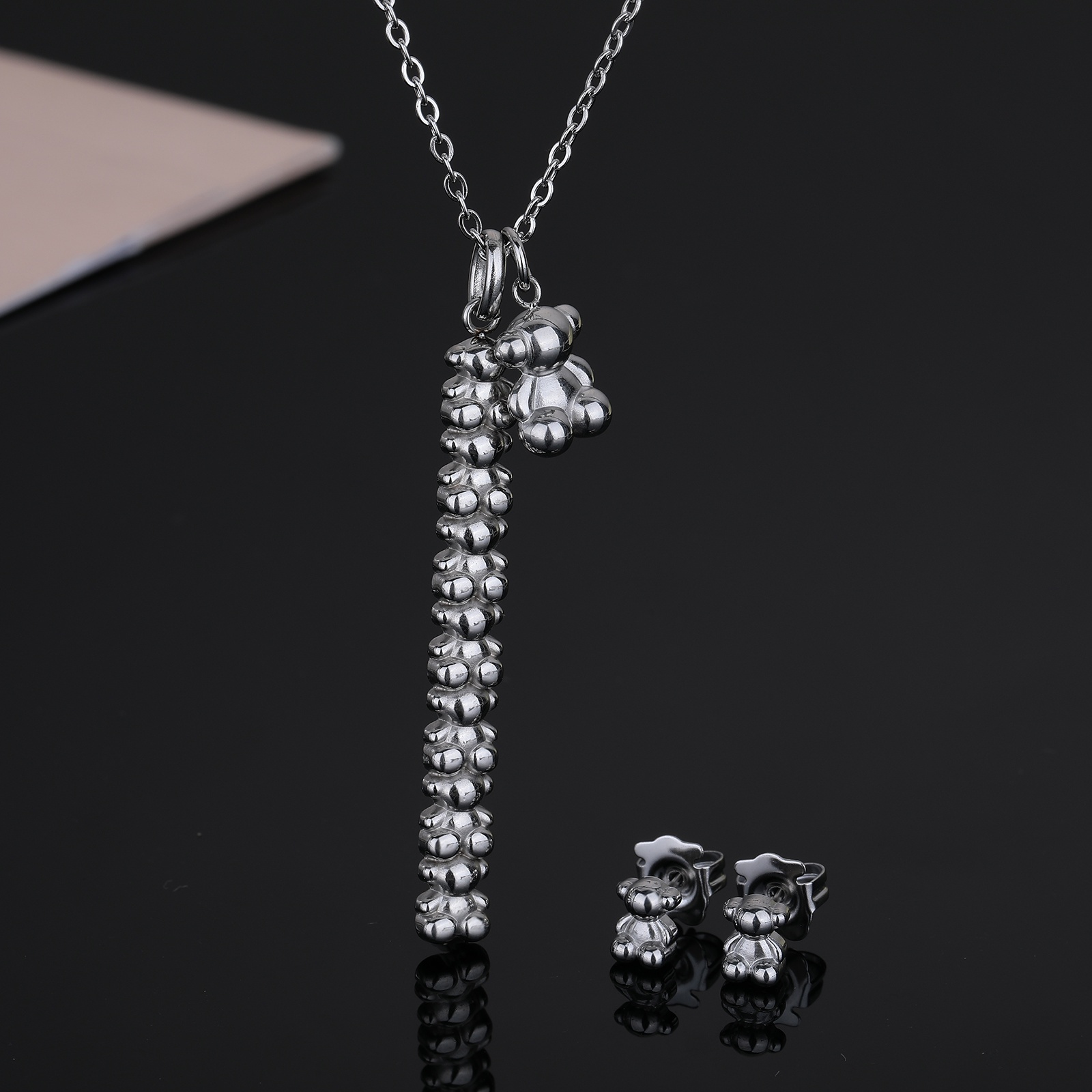 Nouvelle arrivée Fashion Femmes hommes argent noir rose rose en acier inoxydable double ours un monde caricature animal pendentif collier boucles