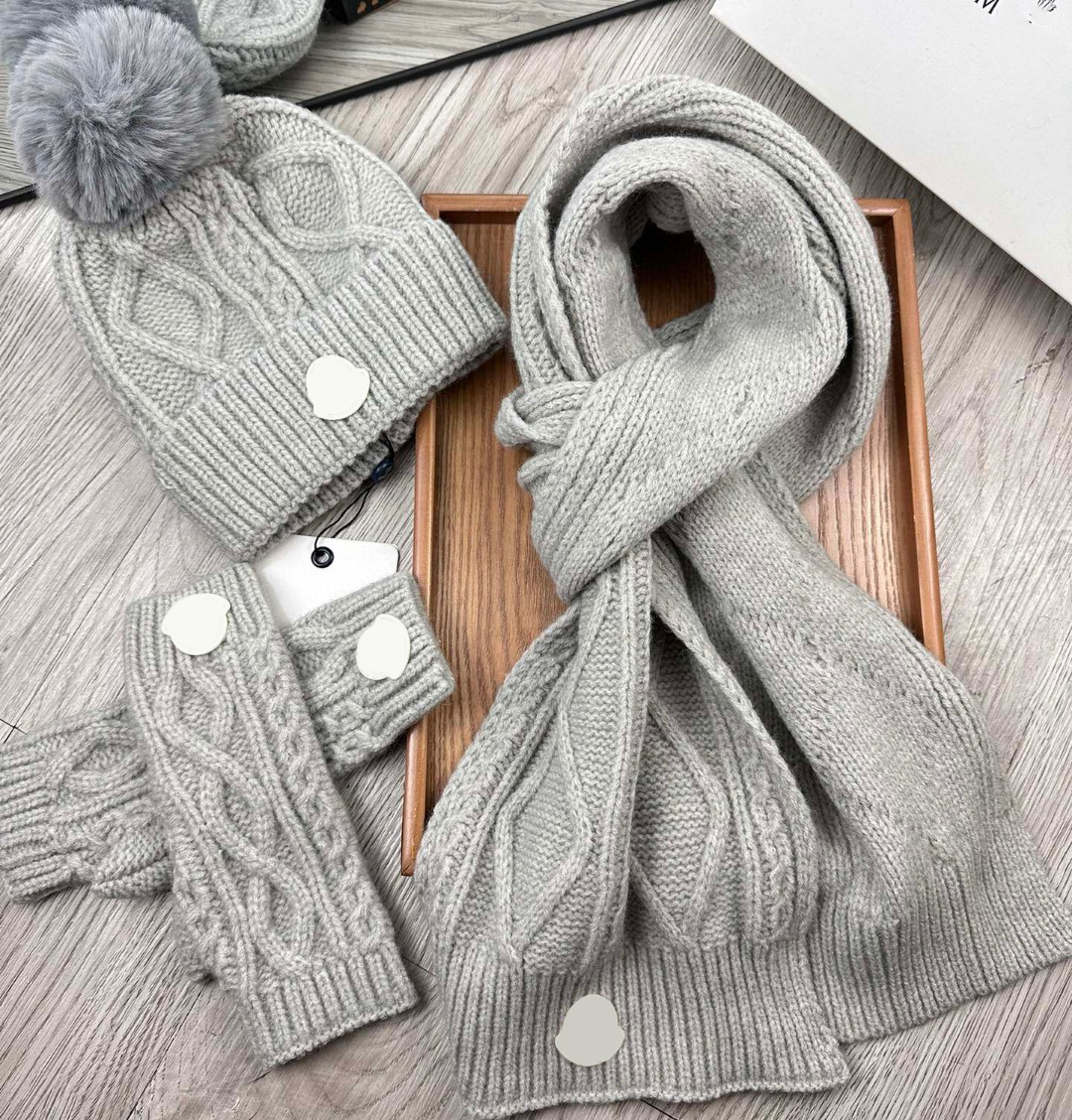 Conjunto de tres piezas Gorros Bufandas cálidas de invierno Sombreros Guantes para mujeres Unisex Diseñador clásico Moda Trabajo pesado Tejido suave