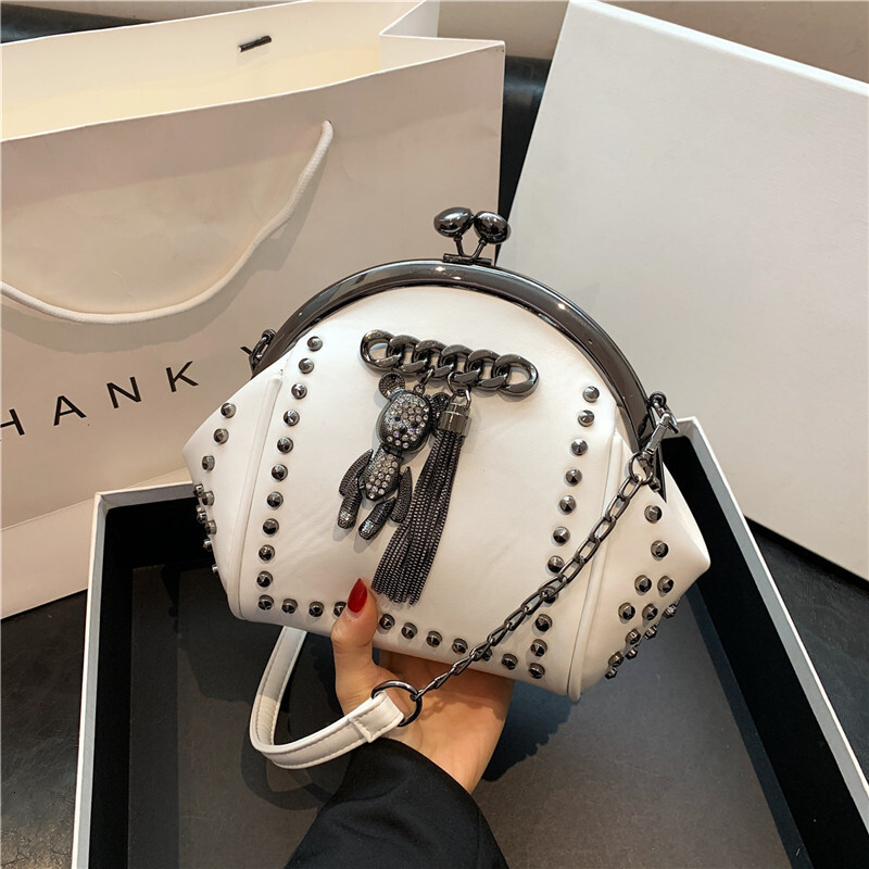 Borse griffate di spedizione gratuita Designer TEMU New Fashion Rivet 2025 Primavera Estate Cartoon Clip Shell Catena Borsa a tracolla da donna Z260