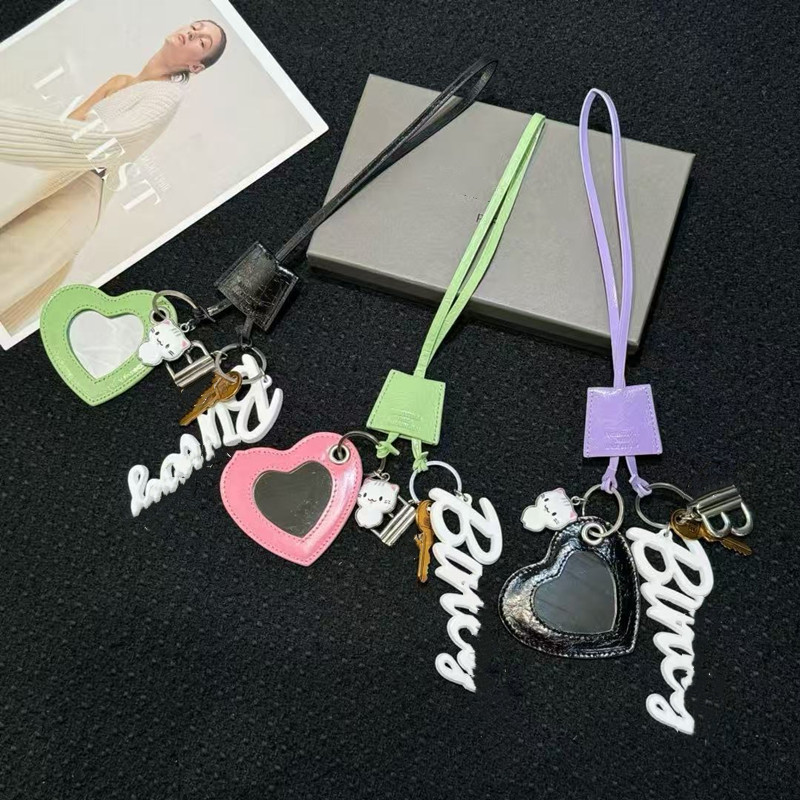 Famous metal key buckle Women Le City Charm Heart keychains portable heart letter fashionable car keychain Phone charms designer luxury decorations