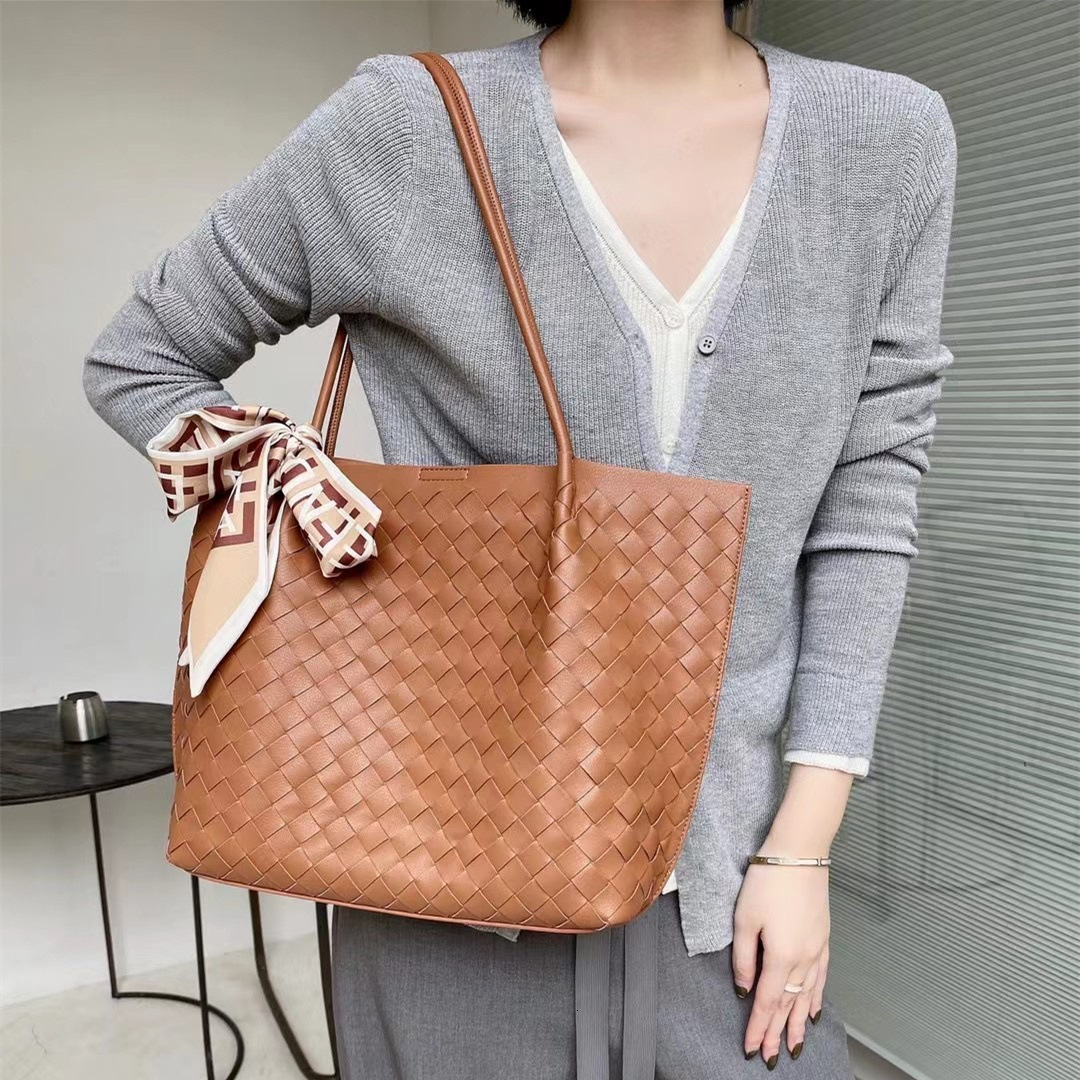 Free Shipping New Designer Bag Imported Soft Cowhide Handwoven Tote Bag Genuine Leather Women's Bag Basket Shoulder Crossbody Bag Exquisite Sho