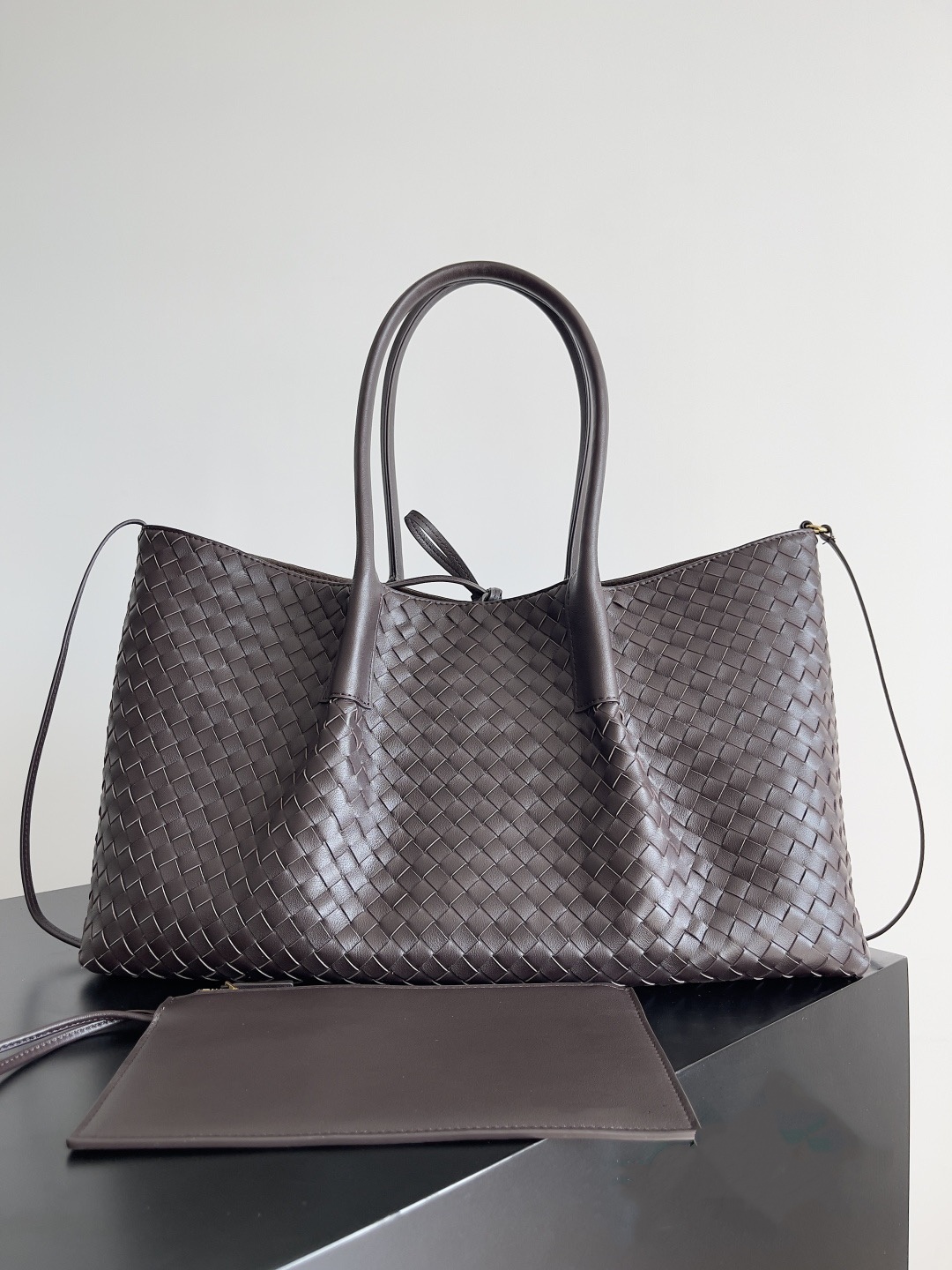 Handbag Fashion Bag Designer Bag Iconic Weaving Craftsmanship High Quality High end Simple and Elegant Fashion Full Leather Design Bag Creating Nobl