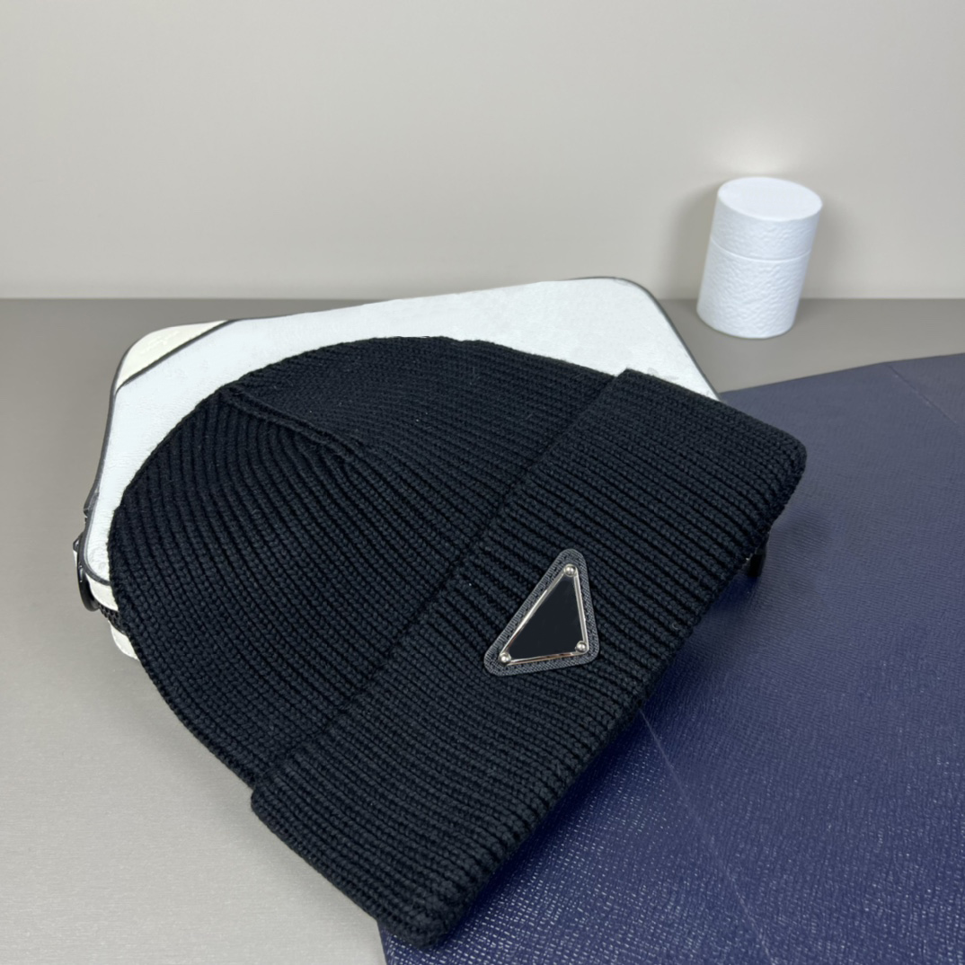 designer beanie Solid Color hat Simple metal Knit hat exquisite Luxury Hat trend autumn winter wool Elegance versatile temperament Casual fashion wa
