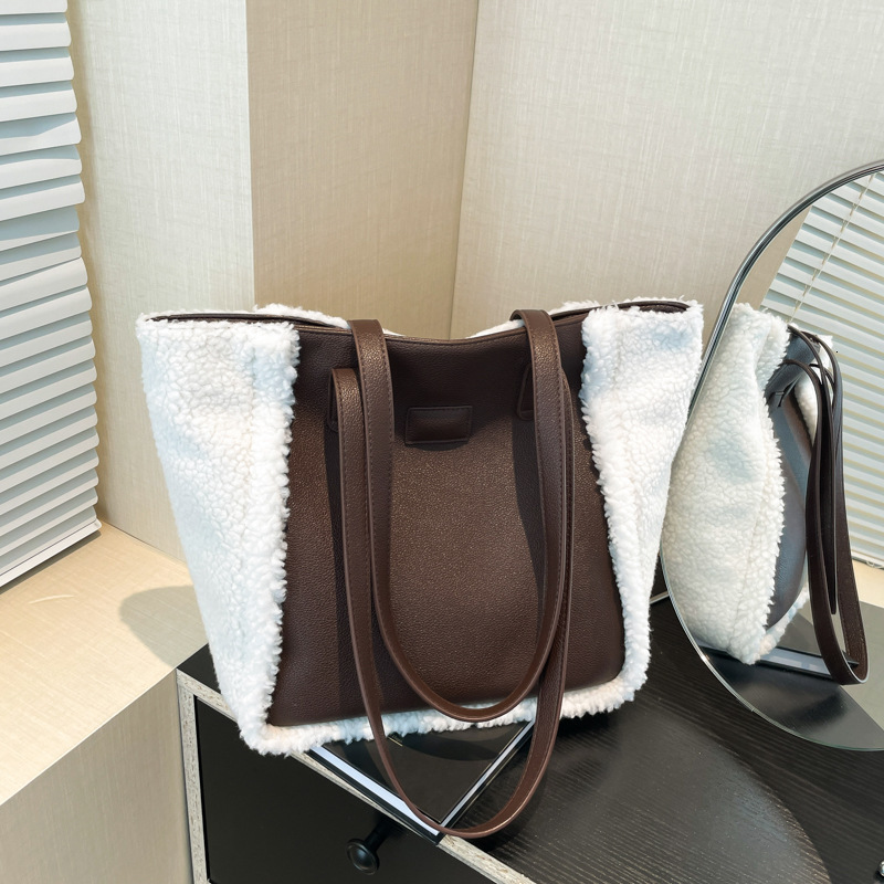 Top Brand High Quality New Style Free Delivery Designer 2025 New Fashion Lamb Wool Tote for Women High-end Commuting Handbag Shoulder New Free Deliv