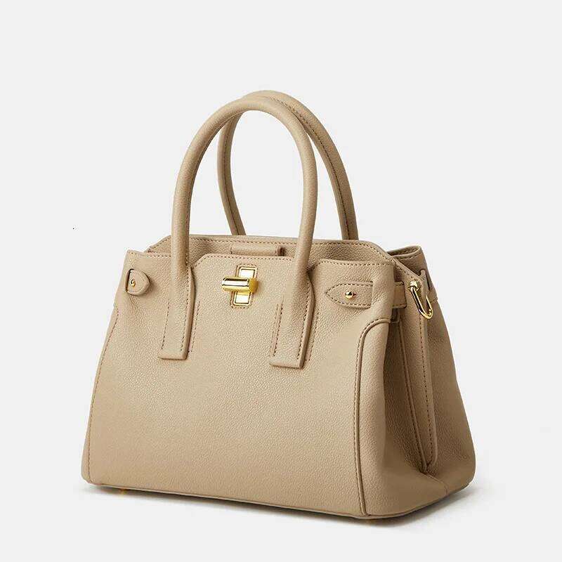 New Fashionable Versatile Portable Platinum Women S Niche Design High End Texture Shoulder Messenger Bag