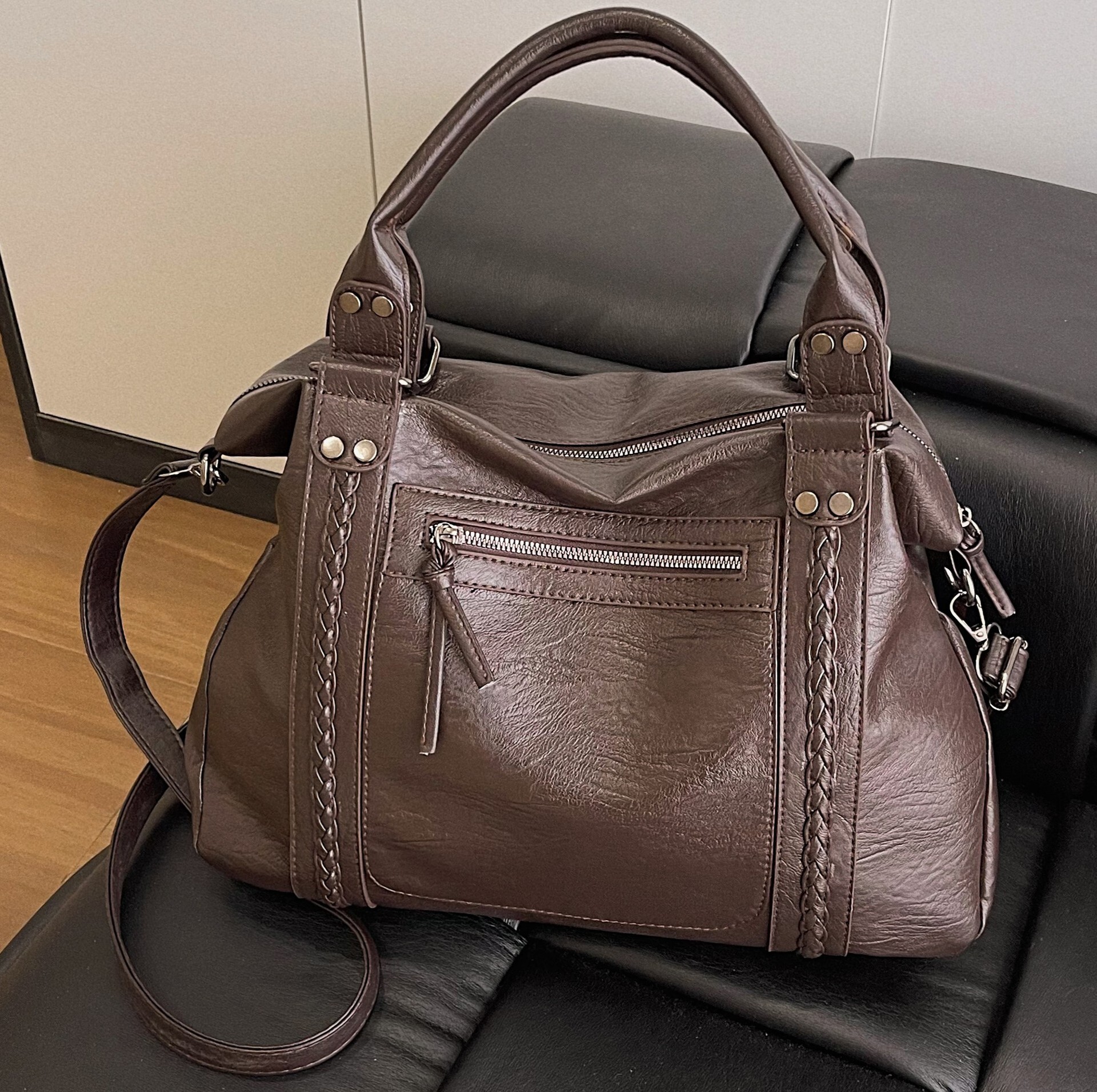 Top Brand High Quality New Style Free Delivery Designer 2025 New French Style Retro Trend for Women Casual Versatile Shoulder Crossbody New Free Del