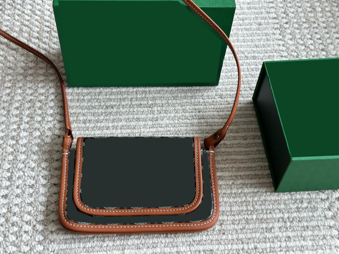 2025 Senior Designer Bag Classic Versatile Envelope Bag Lightweight, Compact, Soft Small Square Bag Crossbody Bag