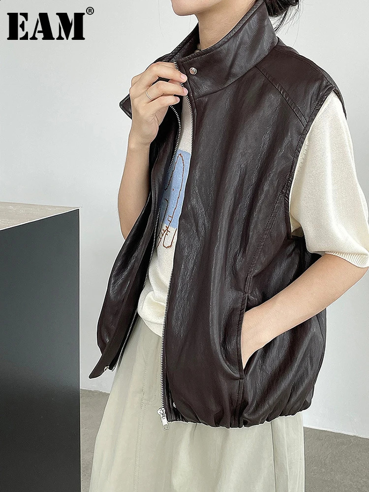 EAM Women Coffee Pocket Pu Leather Big Size Casual Vest Stand Collar Sleeveless Fashion Spring Autumn 2025 1DJ3548 250823